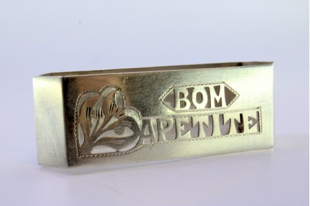 Argola de guardanapo em prata com recortes e dizeres "Bom Apetite".